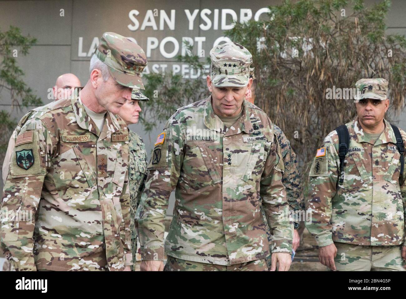 U.S. Air Force General Terrence J. o'Shaughnessy, Commander, United States Northern Command e North American Aerospace Defense Command (USNORTHCOM) fa un giro al porto di San Ysidro con Pete Flores, Direttore Field Operations San Diego, Hunter Davis, Direttore Air and Marine Operations San Diego, Rodney Scott, Agente Patrol capo settore San Diego e tenente dell'esercito degli Stati Uniti generale Jeffrey Buchanan. L'esercito degli Stati Uniti Nord è distribuito al confine sud-occidentale in supporto sotto l'autorità del comando nordico degli Stati Uniti per sostenere il Dipartimento di sicurezza interna e la dogana e protezione di confine del MIS Foto Stock