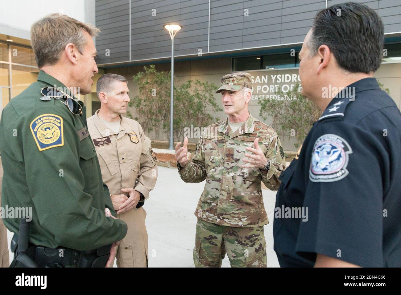 U.S. Air Force General Terrence J. o'Shaughnessy, Commander, United States Northern Command e North American Aerospace Defense Command (USNORTHCOM) fa un giro al porto di San Ysidro con Pete Flores, Direttore Field Operations San Diego, Hunter Davis, Direttore Air and Marine Operations San Diego, Rodney Scott, Agente Patrol capo settore San Diego e tenente dell'esercito degli Stati Uniti generale Jeffrey Buchanan. L'esercito degli Stati Uniti Nord è distribuito al confine sud-occidentale in supporto sotto l'autorità del comando nordico degli Stati Uniti per sostenere il Dipartimento di sicurezza interna e la dogana e protezione di confine del MIS Foto Stock