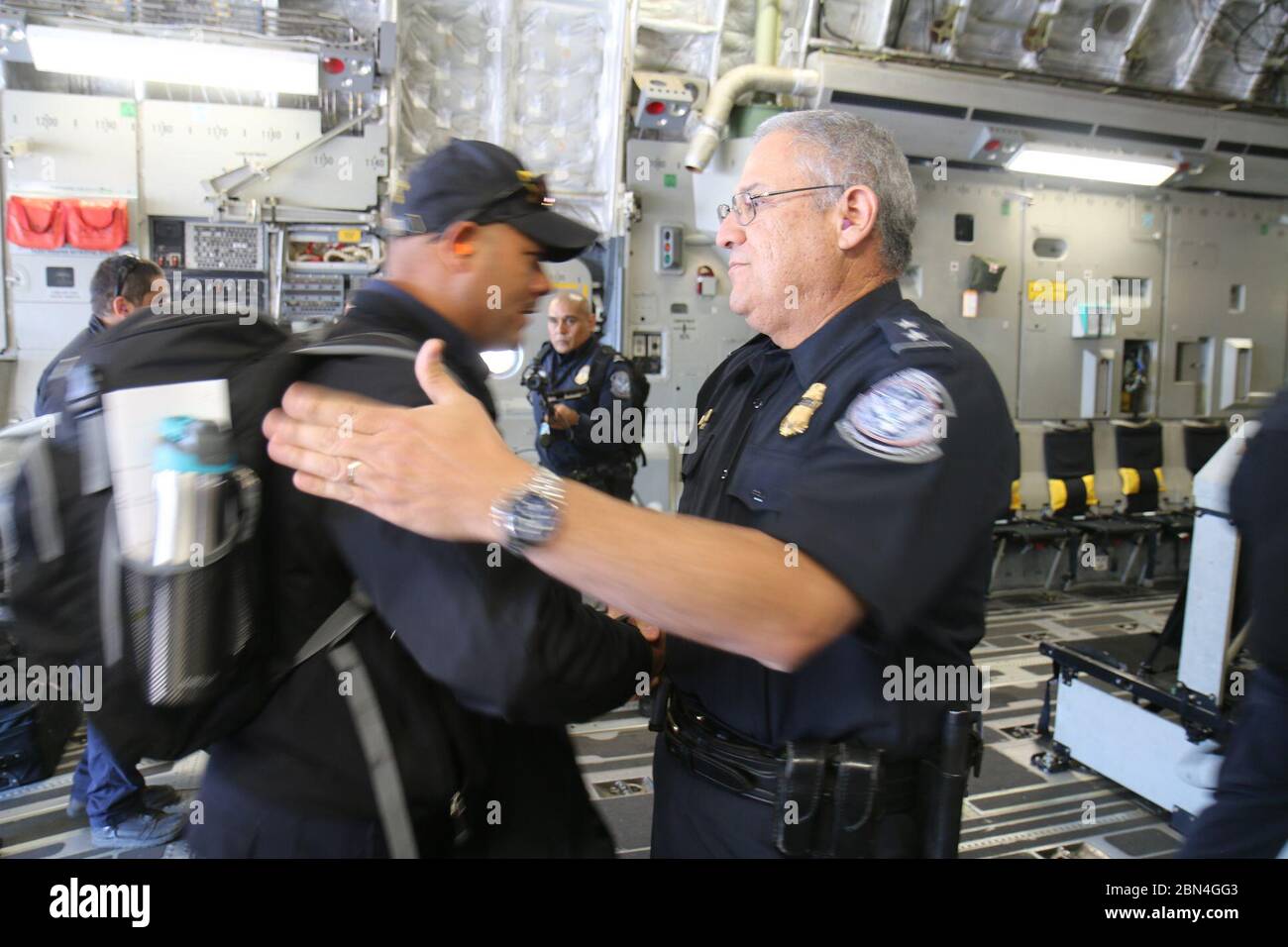 Stati Uniti Delle dogane e della protezione delle frontiere degli ufficiali dalla El Paso ufficio da campo a bordo di un U.S. Air Force C-17 aeromobili all'Aeroporto Internazionale di El Paso per il trasporto in California nel supporto di CBP il funzionamento della linea sicura. Il CBP si muove centinaia di personale supplementare in posizione in modo da garantire la possibilità di affrontare in modo sicuro più potenziali sopravvenienze, a e tra il Southern California porti di entrata. Novembre 15, 2018. Il CBP Foto Stock