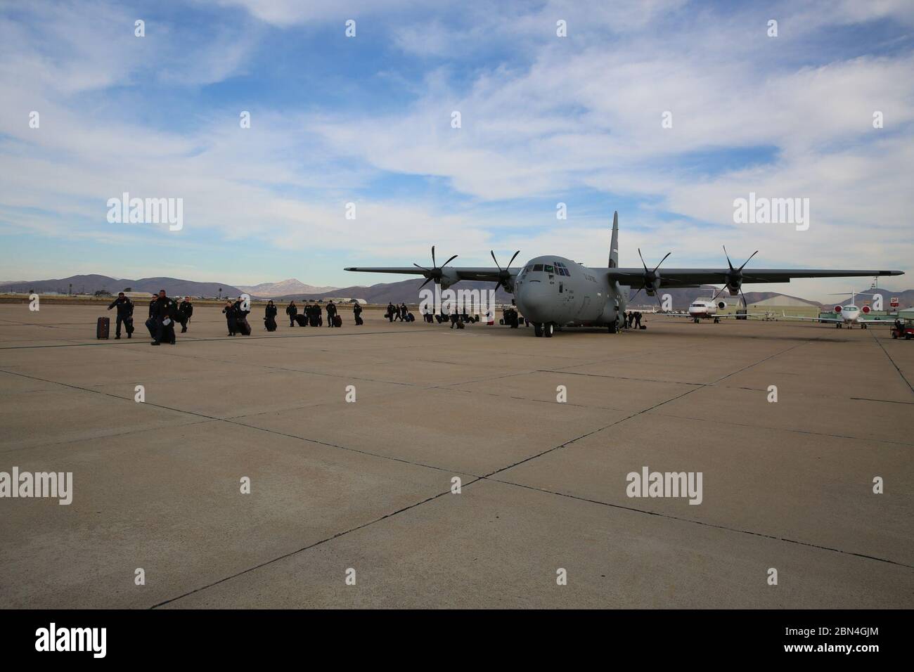 Il 15 novembre 2018, gli ufficiali della dogana e della protezione dei confini degli Stati Uniti arrivarono a Brown Field, vicino a San Diego, per sostenere l'operazione Secure Line e affrontare le contingenze di sicurezza ai porti di entrata della California meridionale. Foto Stock