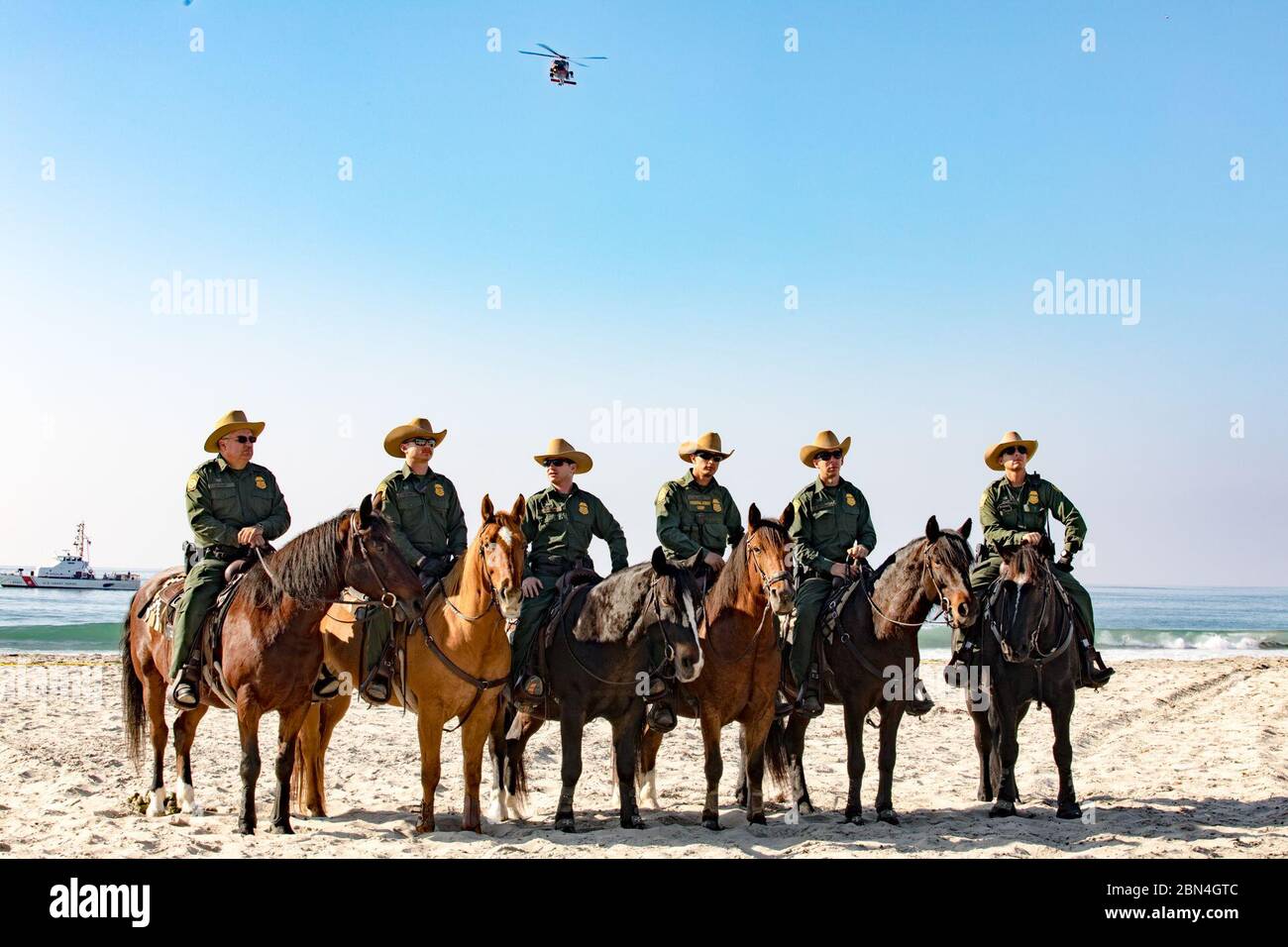 Il 20 novembre 2018, il Segretario della sicurezza interna Kirstjen Nielsen tenne una conferenza stampa al Border Field State Park in California, insieme alla leadership del CBP, per discutere gli sforzi per la sicurezza delle frontiere e fornire aggiornamenti sulla situazione delle carovane migranti nella regione. Foto Stock