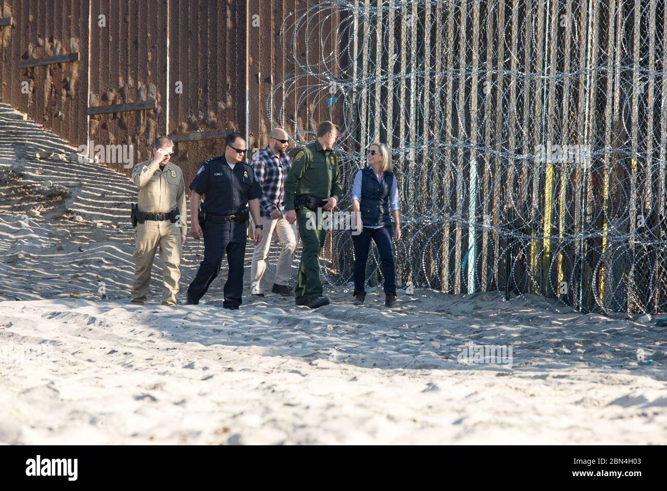 Il 20 novembre 2018, il Segretario della sicurezza interna Kirstjen M. Nielsen tenne una conferenza stampa al Border Field State Park in California, fornendo un aggiornamento sulla sicurezza delle frontiere e sulla situazione delle carovane migranti. Foto Stock