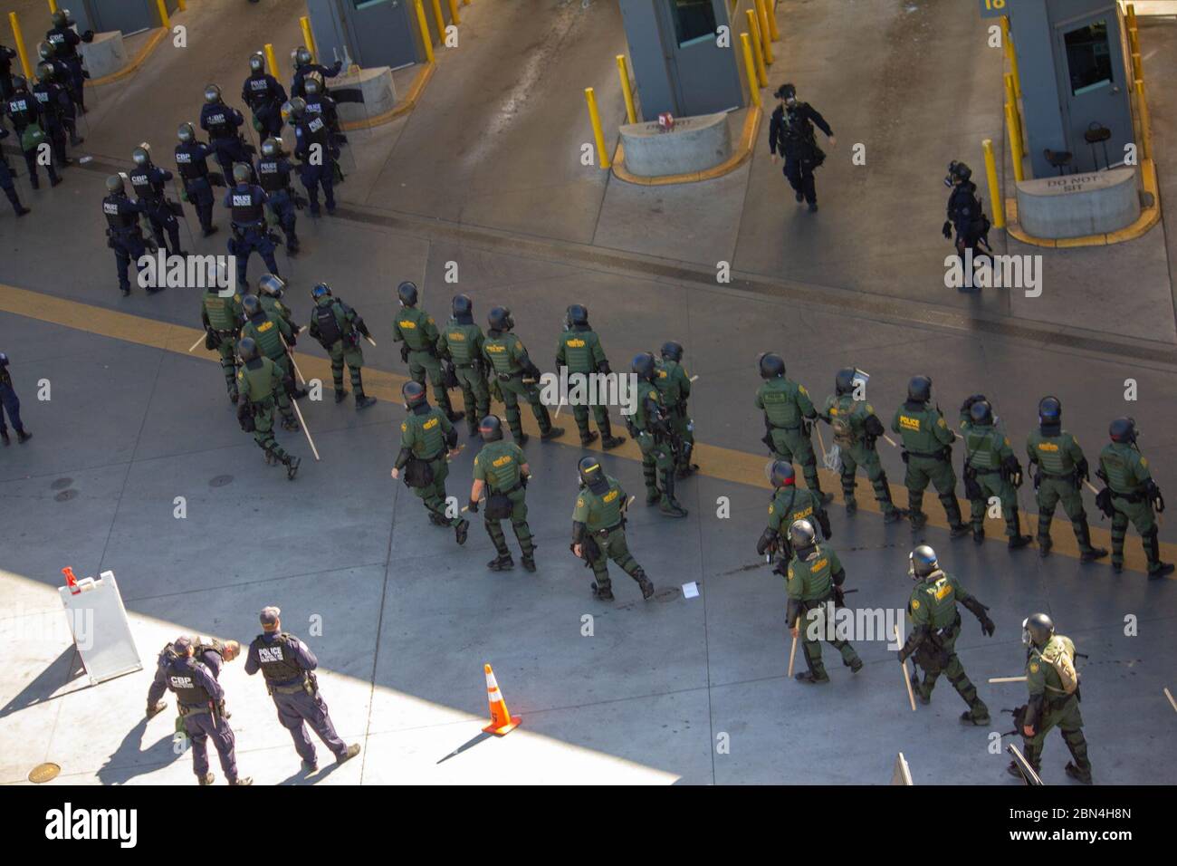 Il personale delle dogane e della protezione dei confini degli Stati Uniti e del Dipartimento della difesa collaborano per proteggere il porto di ingresso di San Ysidro da tentativi di ingresso illegale dal Messico al confine tra Stati Uniti e Messico. Foto Stock