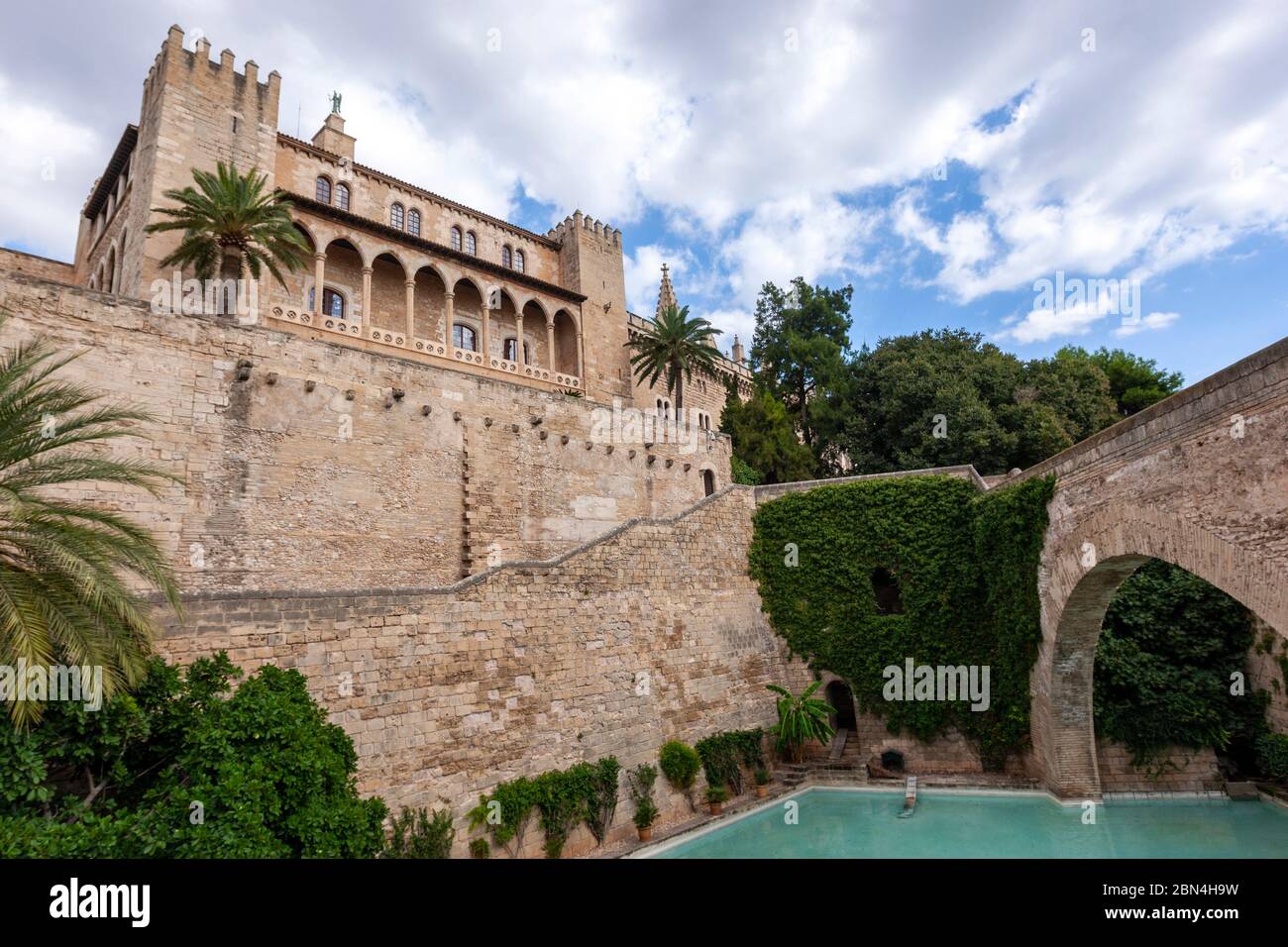 Palazzo reale di la Almudaina e Arc de sa Drassana e Palazzo reale di la Almudaina, Palma di Maiorca, Isole Baleari, Spagna Foto Stock