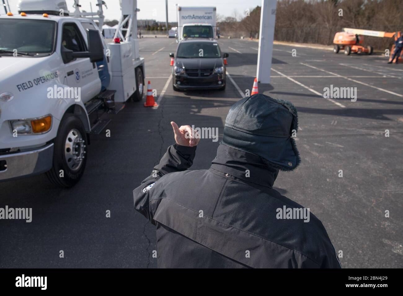 Un funzionario della dogana e della protezione delle frontiere degli Stati Uniti supervisiona le ispezioni dei veicoli vicino al Mercedes-Benz Stadium di Atlanta, Georgia, il 30 gennaio 2019, come parte delle misure di sicurezza in vista del Super Bowl LIII. Foto Stock