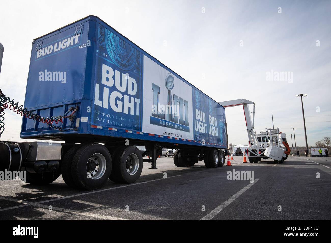 Prima del Super Bowl LIII ad Atlanta, Georgia, l'Office of Field Operations della dogana e della protezione delle frontiere degli Stati Uniti ha condotto ispezioni non invasive di veicoli e spedizioni che entrano nel Mercedes-Benz Stadium, garantendo la sicurezza per l'evento di alto profilo. Foto Stock