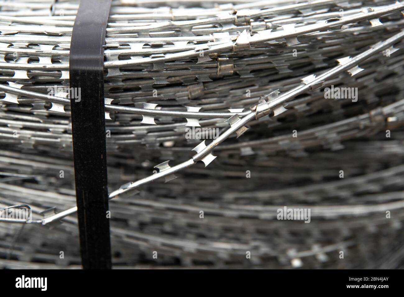 Il 4 febbraio 2019, il filo concertina fu aggiunto alle barriere di confine esistenti lungo il confine tra Stati Uniti e Messico vicino a Nogales, Arizona, come parte delle misure di sicurezza. Foto Stock