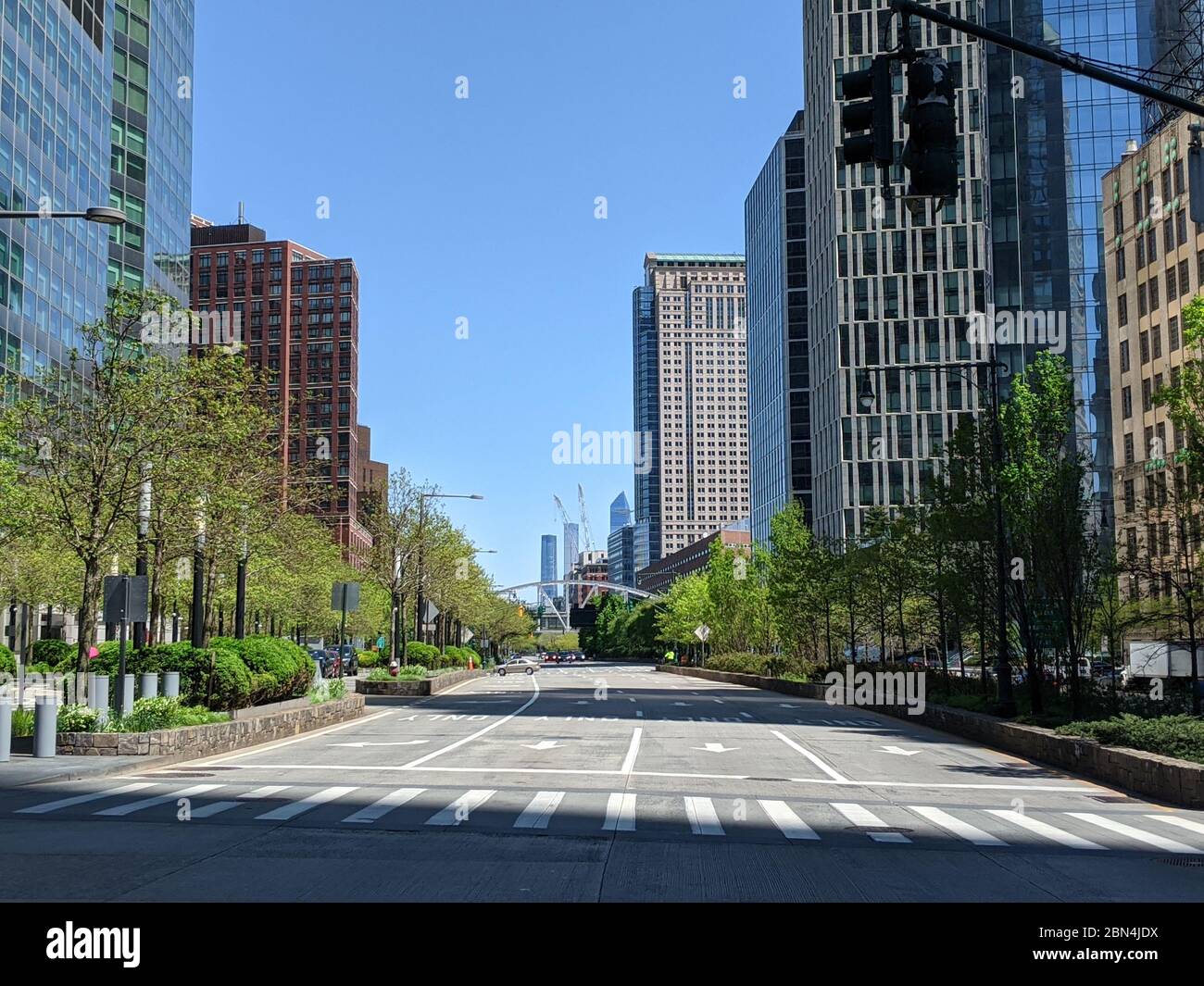Tratto vuoto della West Side Highway durante la pandemia di coronavirus a New York City. Foto Stock