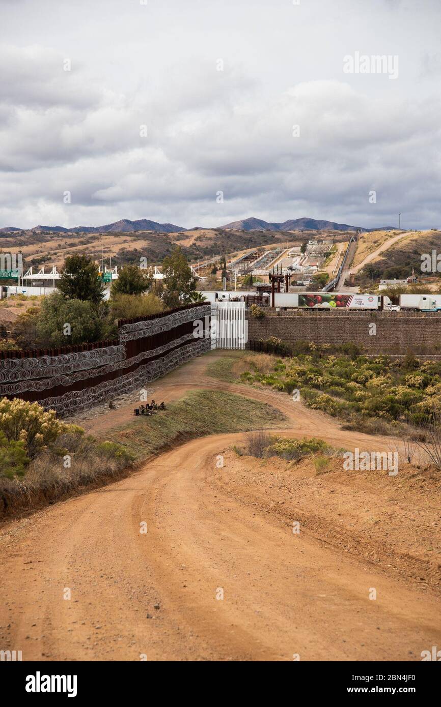 Il 4 febbraio 2019, ulteriori strati di filo a fisarmonica furono installati lungo il confine tra Stati Uniti e Messico vicino a Nogales, in Arizona, come parte delle misure di sicurezza in corso. Foto Stock