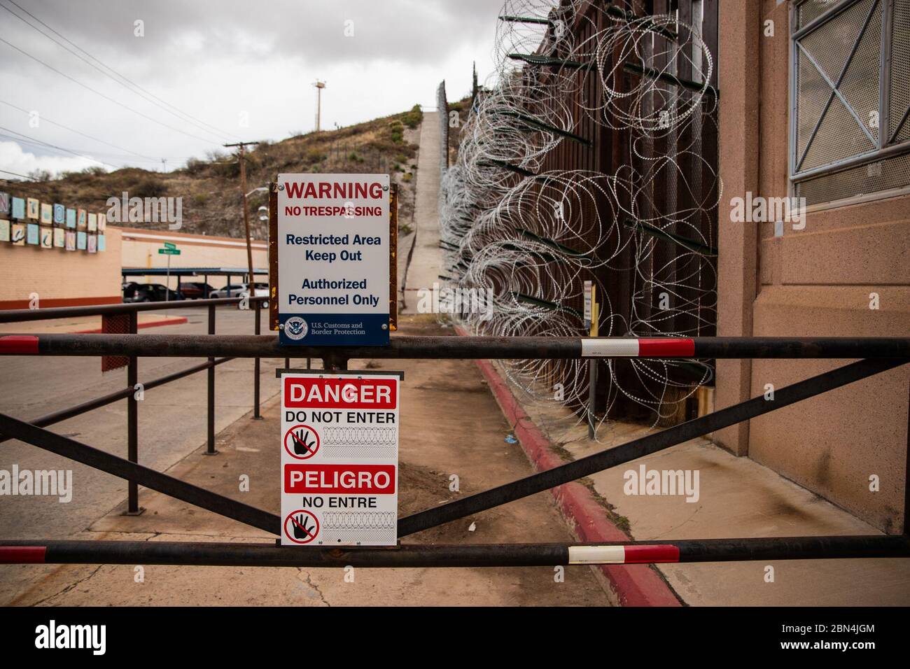 Il 4 febbraio 2019, un ulteriore filo a fisarmonica viene installato lungo il confine tra Stati Uniti e Messico vicino a Nogales, Arizona, migliorando le infrastrutture di barriera esistenti. Foto Stock