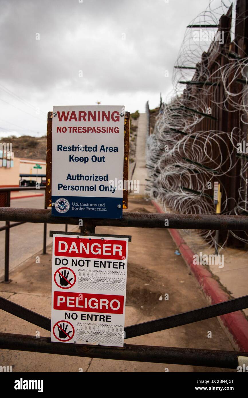 Il 4 febbraio 2019 è stato aggiunto un ulteriore filo a fisarmonica all'infrastruttura della barriera lungo il confine tra Stati Uniti e Messico vicino a Nogales, Arizona, per migliorare la sicurezza delle frontiere. Foto Stock