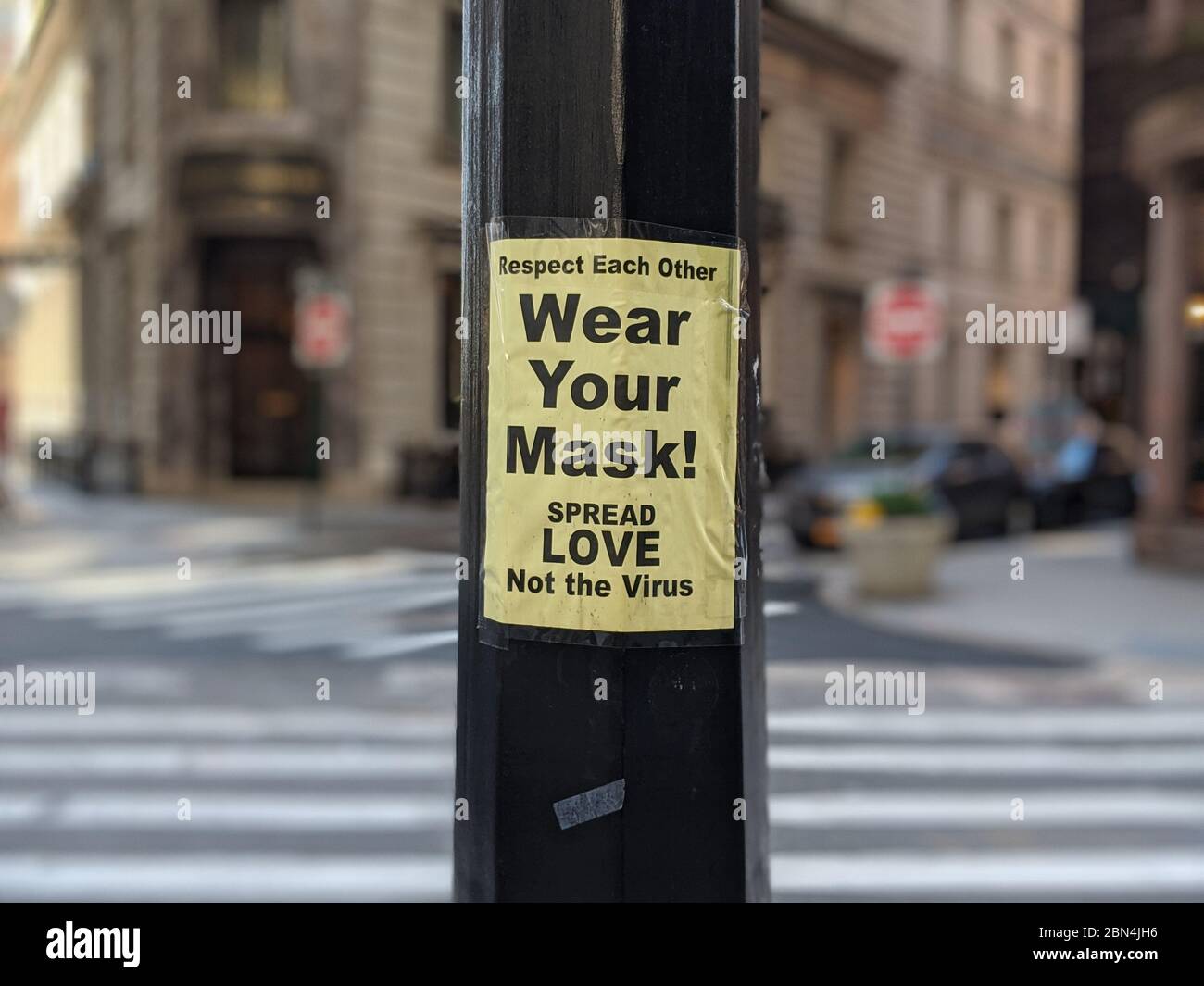 Segno che spinge le persone a indossare maschere durante la pandemia di coronavirus a New York City. Foto Stock