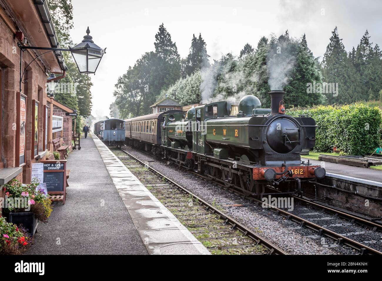 GWR 0-6-0 '57xx' N. 4612 e N. 7752 a Crowcombe Heathfield sulla West Somerset Railway durante il loro gala a vapore d'autunno Foto Stock