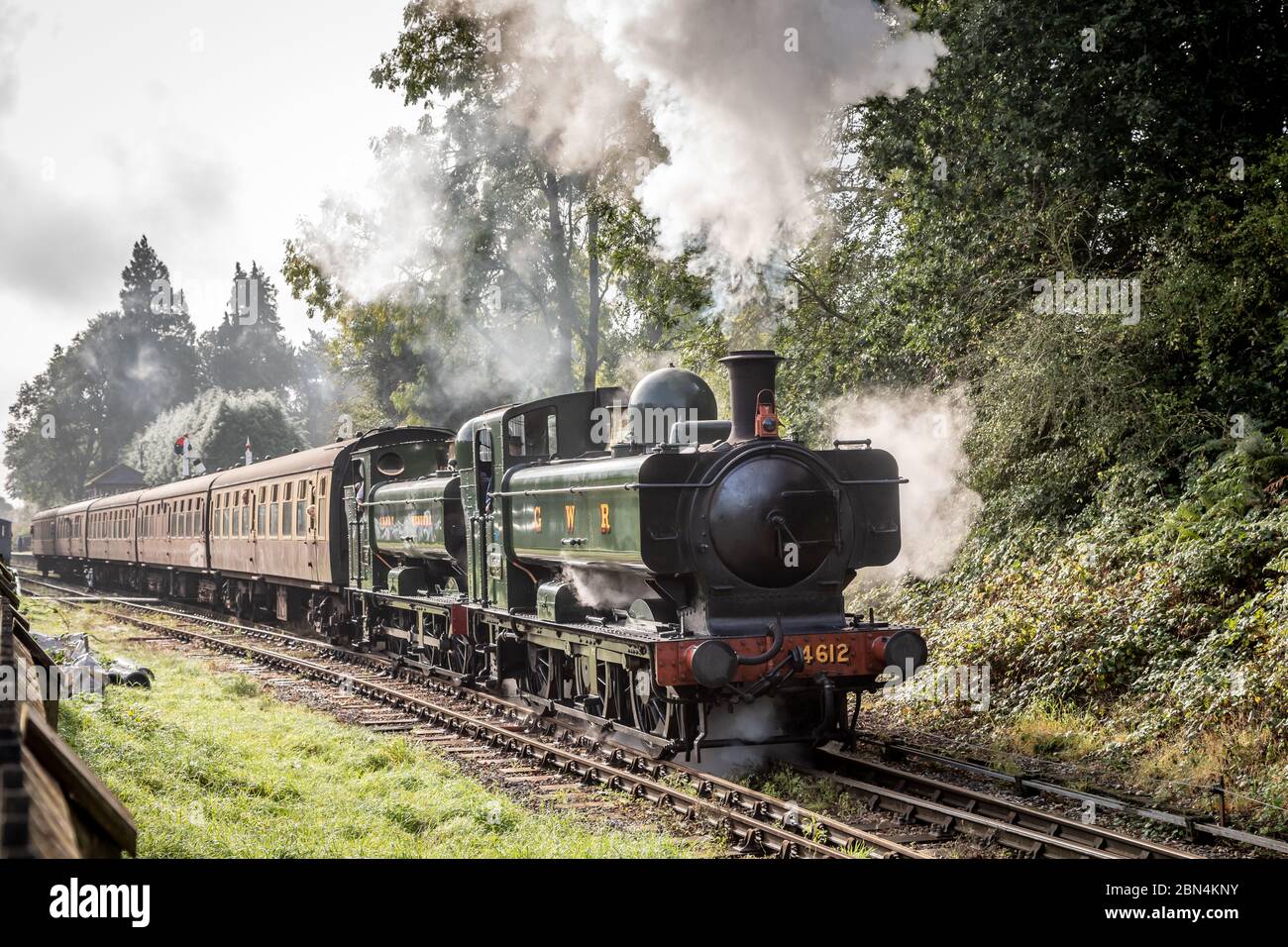 GWR 0-6-0 '57xx' N. 4612 e N. 7752 partono da Crowcombe Heathfield durante il loro gala a vapore d'autunno Foto Stock