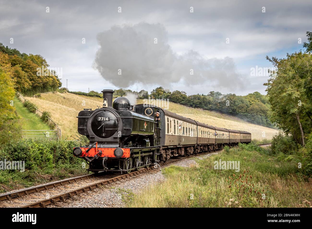 BR '57xx' 0-6-0 No. 7714 passa vicino a Kentsford sulla West Somerset Railway durante il loro gala a vapore d'autunno Foto Stock