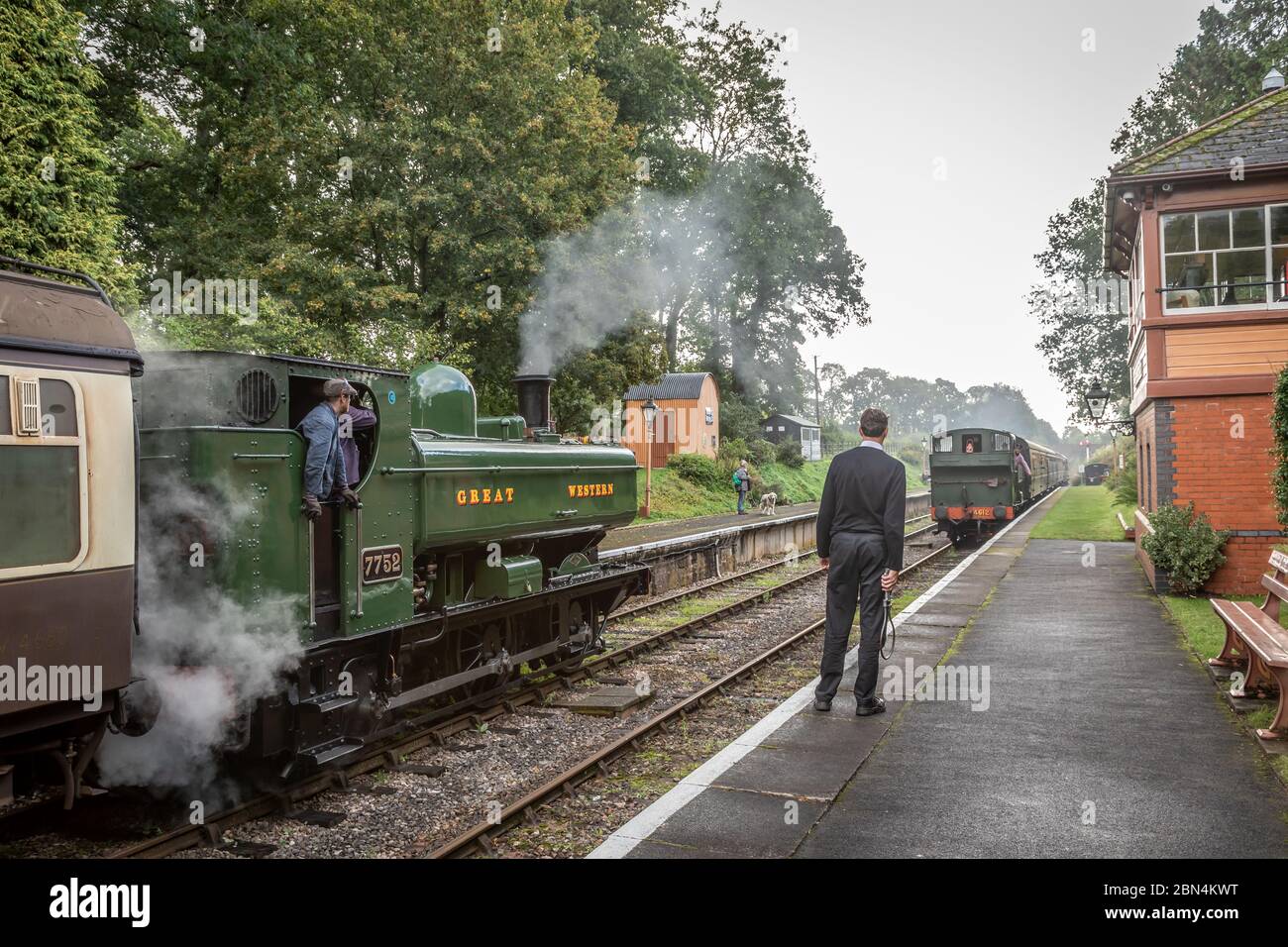 GWR '57xx' 0-6-0 No. 7752 attraversa con il numero 4612 alla stazione di Crowcombe sulla West Somerset Railway durante il loro gala a vapore d'autunno Foto Stock