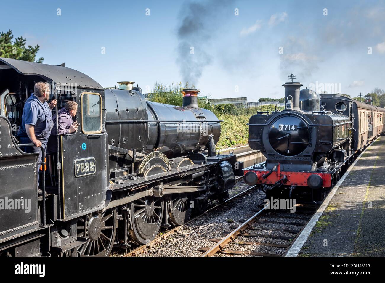 BR 'manor' 4-6-0 No. 7822 'Foxcote Manor' passa BR '57xx' 0-6-0 No. 7714 a Blue Anchor sulla West Somerset Railway durante il loro gala a vapore d'autunno Foto Stock
