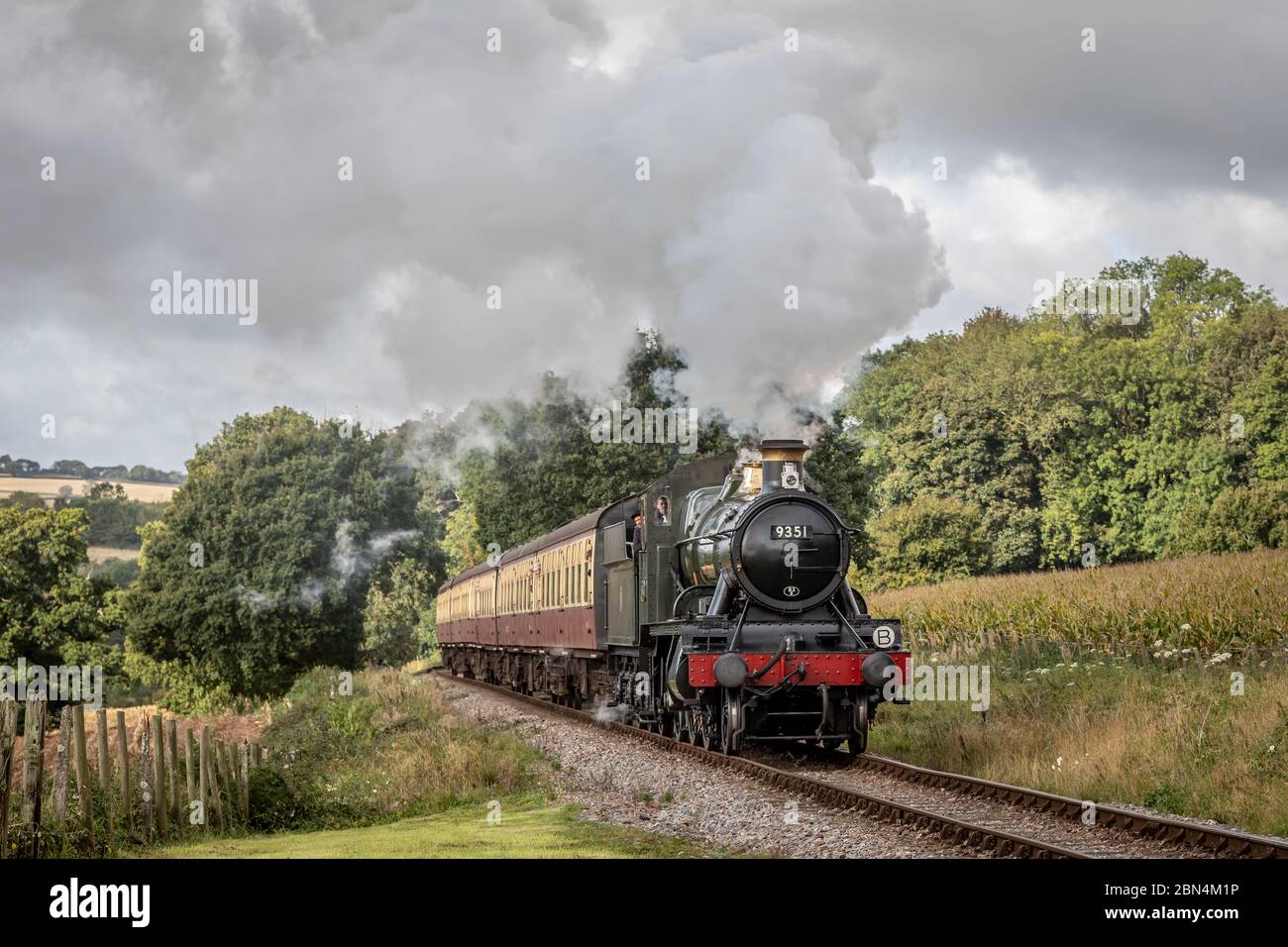 WSR '9351' 2-6-0 No. 9351 passa vicino a Leigh Wood sulla West Somerset Railway durante il loro gala a vapore d'autunno Foto Stock