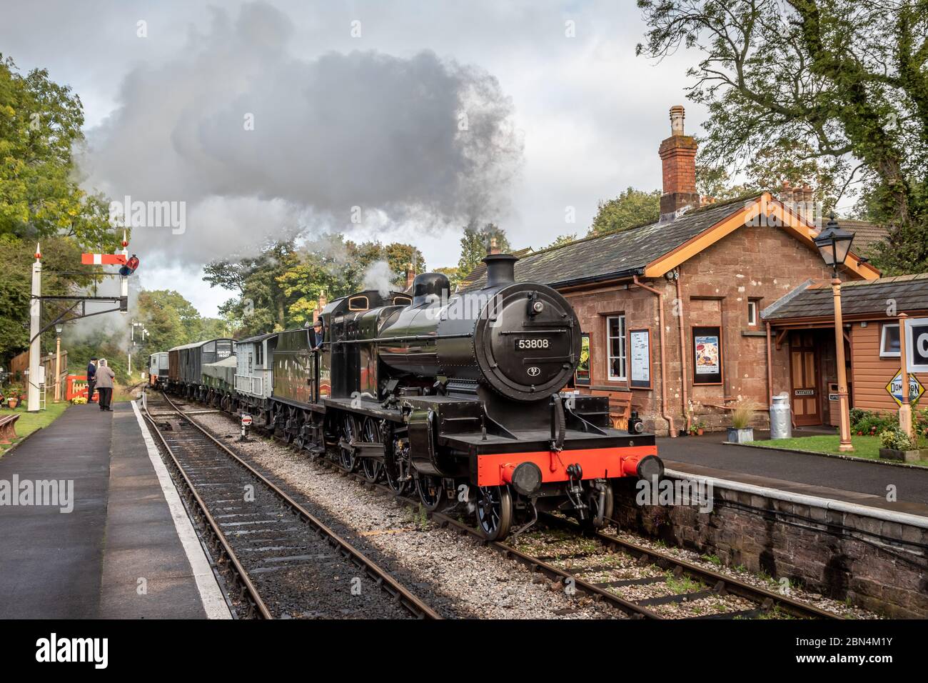 BR '7F' 2-8-0 No. 53808 arriva alla stazione di Crowcombe Heathfield durante il suo gala a vapore d'autunno Foto Stock