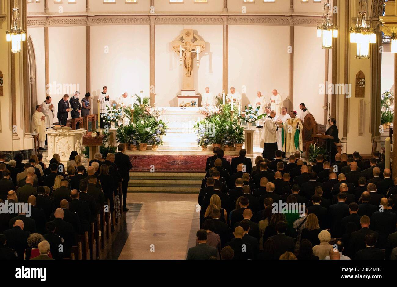 Il 7 maggio 2019, il personale delle dogane e della protezione dei confini degli Stati Uniti si è Unito alle forze dell'ordine locali, statali e federali alla 25a messa Blu annuale presso la chiesa cattolica di San Patrizio a Washington, D.C., per onorare gli ufficiali caduti. L'evento rendeva omaggio ai funzionari delle forze dell'ordine che hanno compiuto il sacrificio supremo nella linea del dovere. Foto Stock