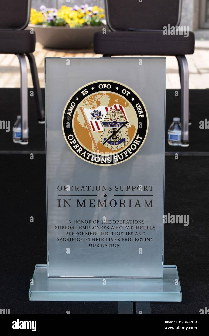 Durante la settimana della polizia, il personale delle dogane e della protezione delle frontiere degli Stati Uniti, insieme alle famiglie di ufficiali e agenti caduti, si sono riuniti in una cerimonia di posa del memoriale di Valor e della corona per onorare coloro che hanno pagato il sacrificio finale in difesa della nostra nazione. Foto Stock