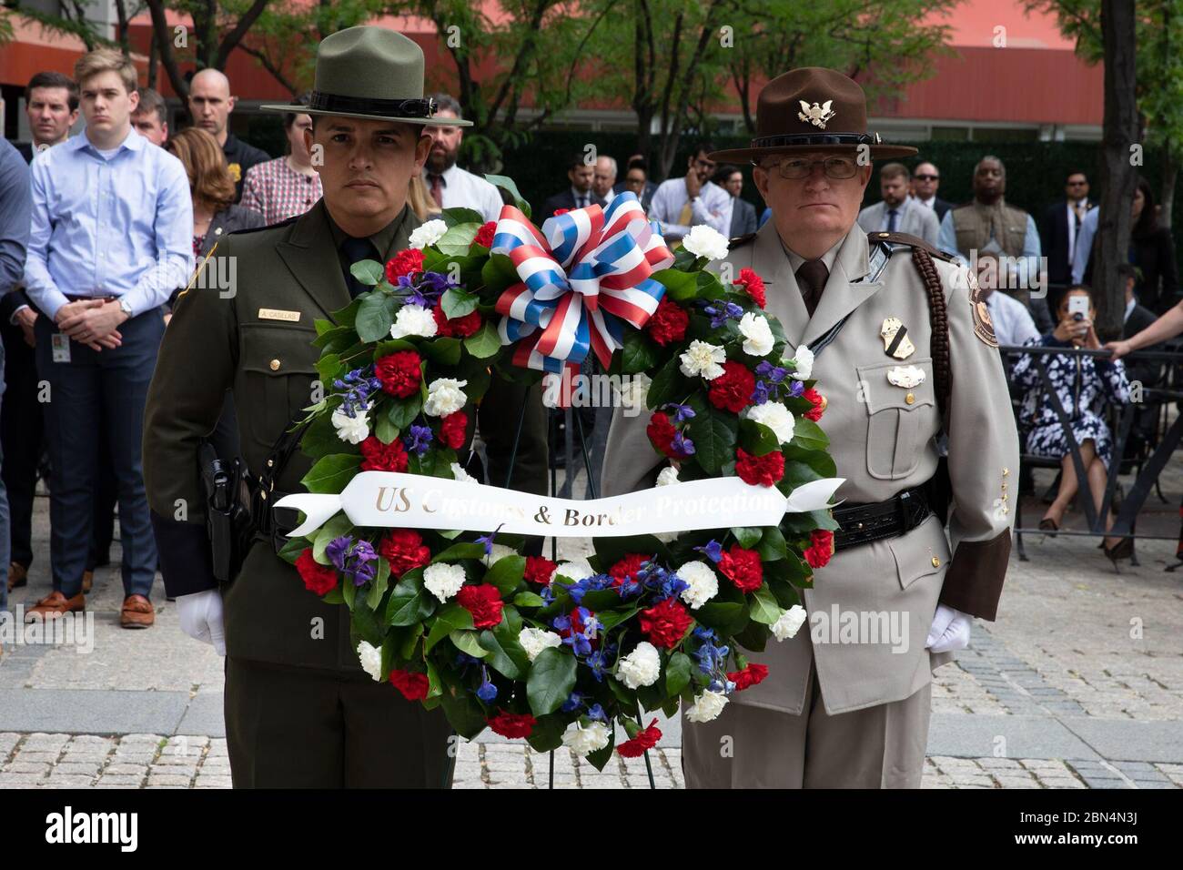 Durante la settimana della polizia, il personale delle dogane e della protezione delle frontiere degli Stati Uniti, insieme alle famiglie di ufficiali e agenti caduti, si sono riuniti in una cerimonia di posa del memoriale di Valor e della corona per onorare coloro che hanno pagato il sacrificio finale in difesa della nostra nazione. Foto Stock