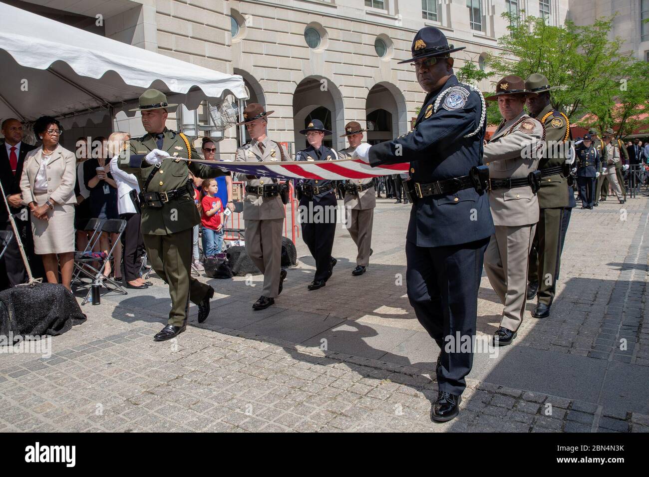 Durante la settimana della polizia, il personale delle dogane e della protezione delle frontiere degli Stati Uniti, insieme alle famiglie di ufficiali e agenti caduti, si sono riuniti in una cerimonia di posa del memoriale di Valor e della corona per onorare coloro che hanno pagato il sacrificio finale in difesa della nostra nazione. Foto Stock