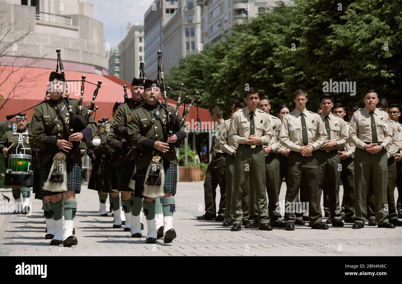 Le pipe e i tamburi della pattuglia di confine degli Stati Uniti si esibiscono a seguito della cerimonia di posa del monumento e delle ghirlande al Woodrow Wilson Plaza a Washington, D.C., il 16 maggio 2019. Foto Stock