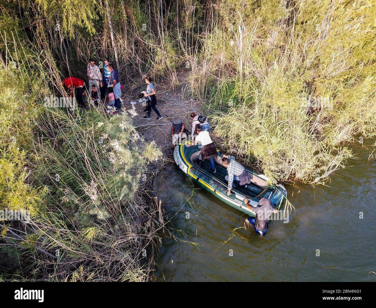 Il 1° marzo 2019, un gruppo di 11 migranti, guidati da due contrabbandieri, attraversò il Rio grande vicino a Rincon, South McAllen, Texas, usando zattere per entrare negli Stati Uniti. Foto Stock