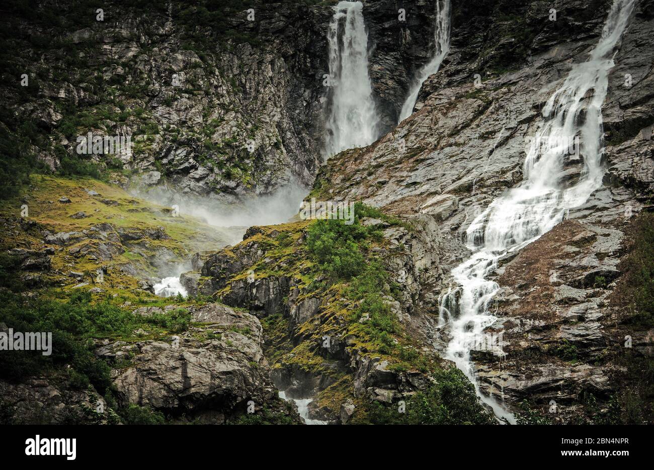 Paesaggio roccioso di una spettacolare cascata norvegese circondato da arbusti corti e dal verde minimo. Foto Stock