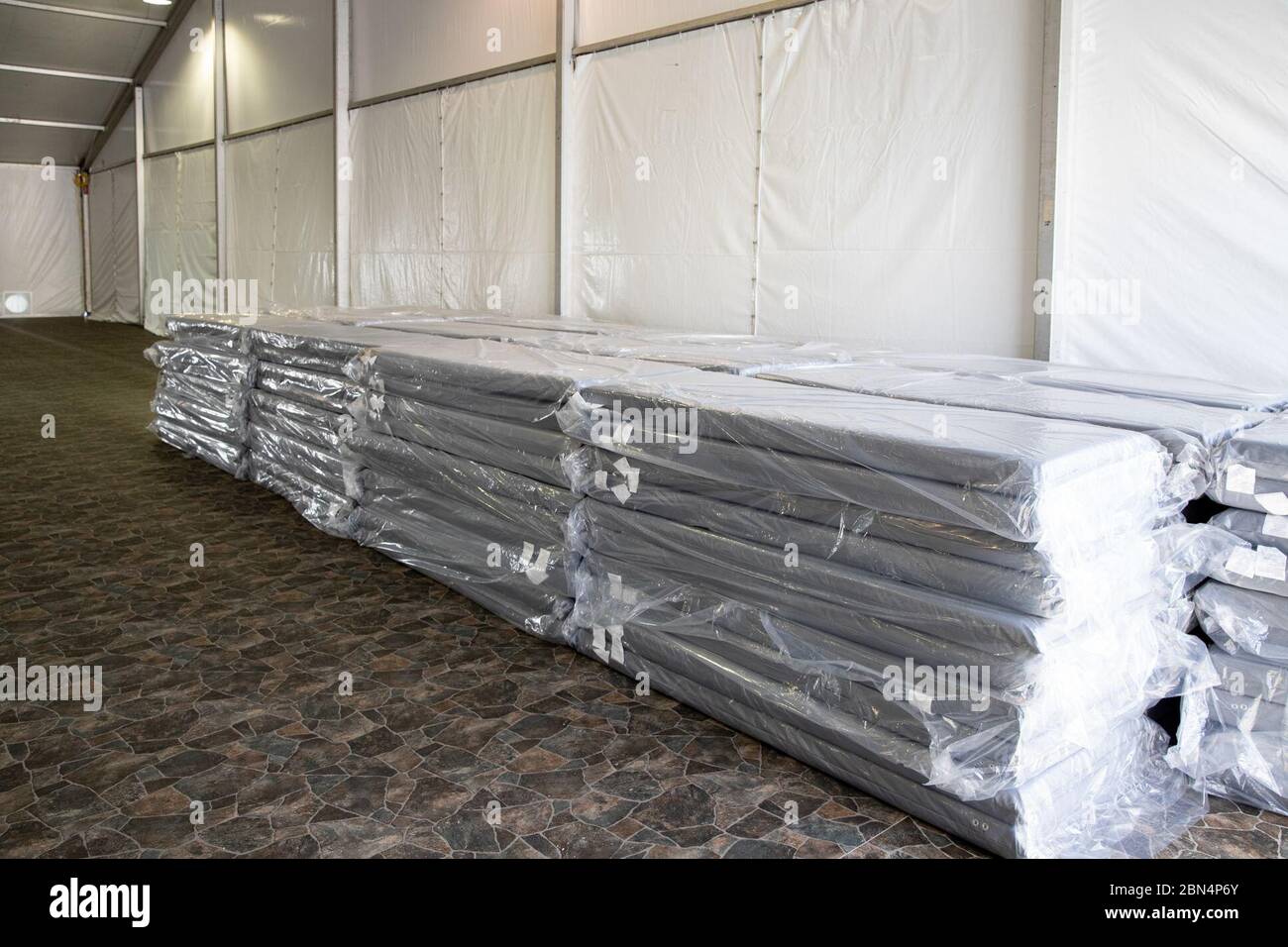 I tappetini in schiuma sono stati visti in una struttura abitativa temporanea a Yuma, Arizona, il 26 giugno 2019, come parte degli sforzi per gestire la sicurezza delle frontiere e la situazione umanitaria al confine sud-occidentale. La struttura fa parte delle misure in corso in risposta a grandi gruppi di migranti e all'ondata di migranti. Foto Stock