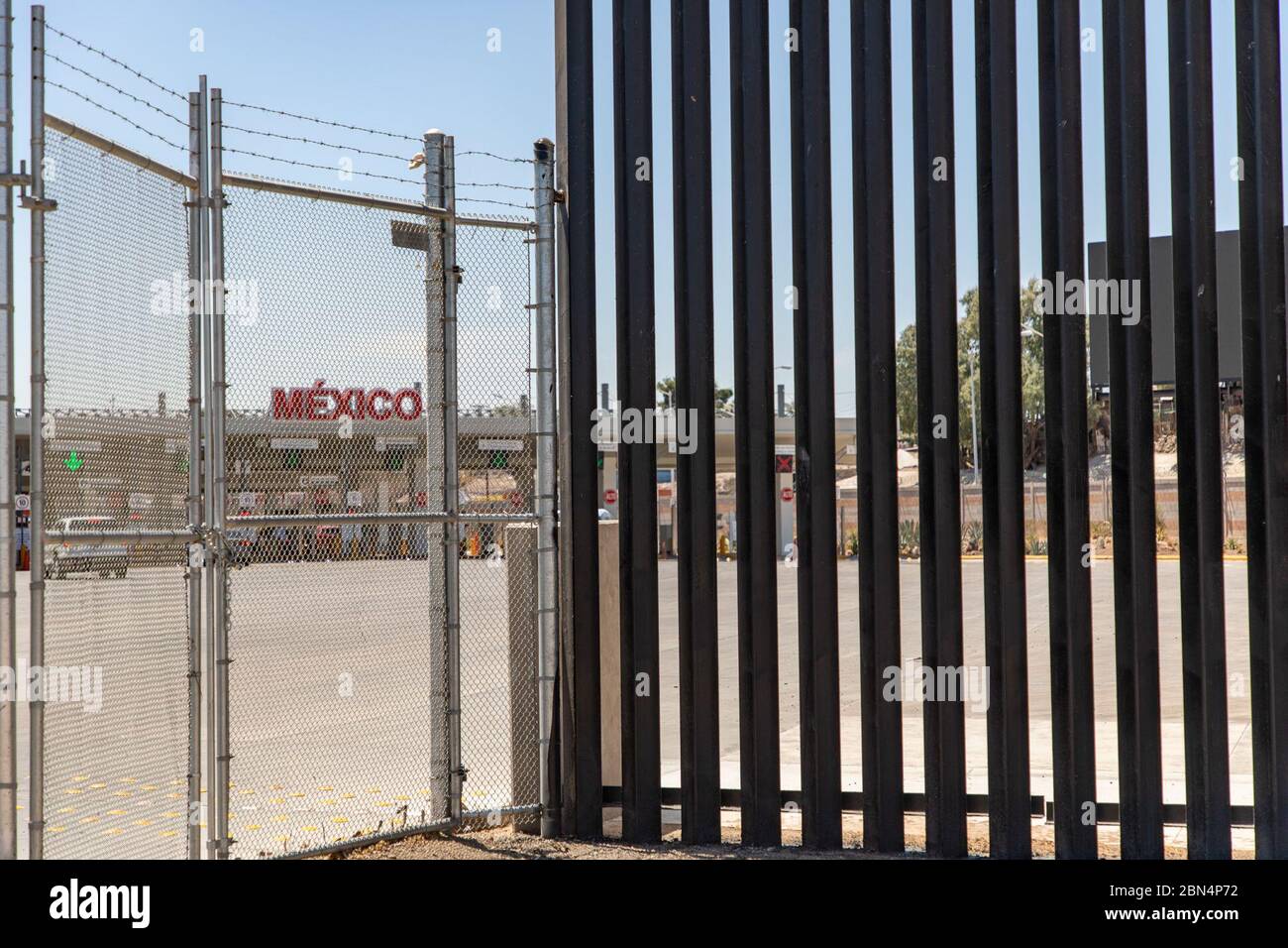 Una sezione del muro di confine degli Stati Uniti vicino al porto di ingresso di Calexico in California, parte degli sforzi di sicurezza delle frontiere in corso da parte della dogana e della protezione delle frontiere degli Stati Uniti. Foto Stock