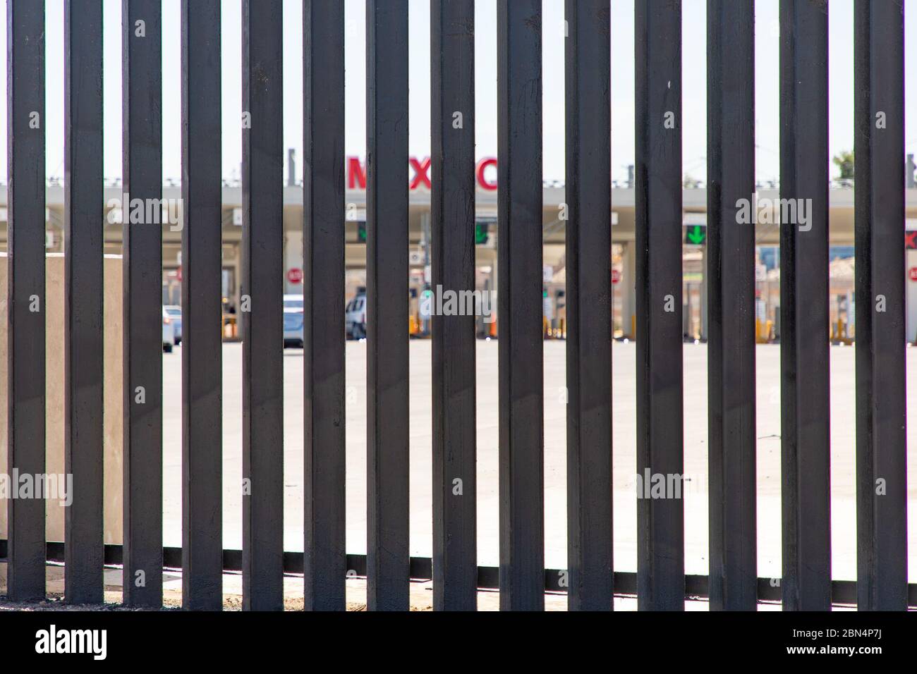 Viene mostrata una sezione del muro di confine tra Stati Uniti e Messico vicino al porto di ingresso di Calexico in California. Il muro fa parte degli sforzi in corso per migliorare la sicurezza delle frontiere degli Stati Uniti. Foto Stock