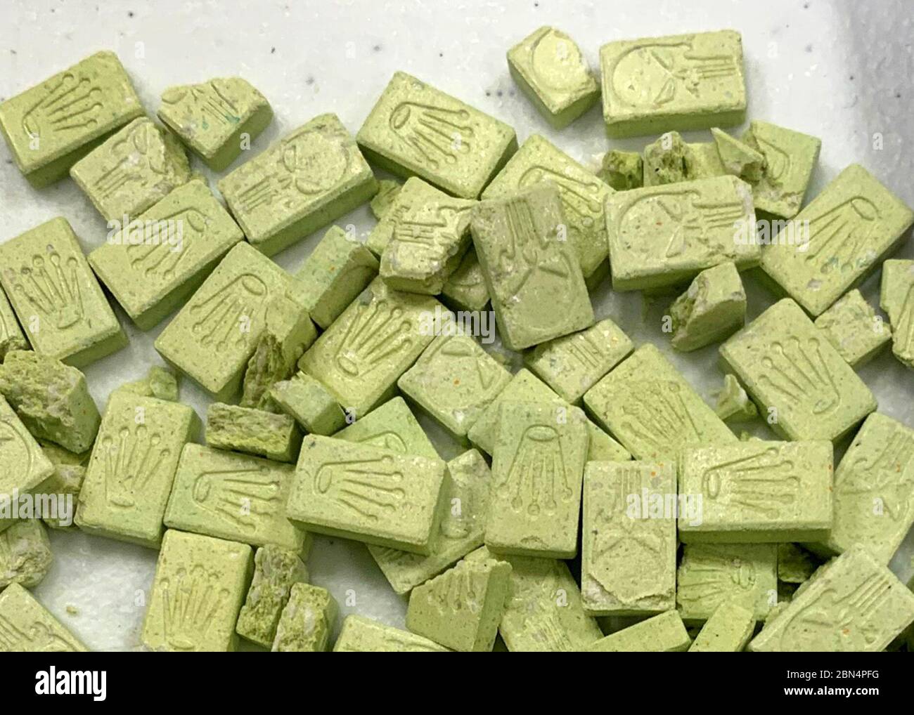 Il 27 luglio 2020, gli agenti della dogana e della protezione dei confini degli Stati Uniti presso l'aeroporto internazionale Dulles di Washington sequestrarono quasi 200 grammi di MDMA (ecstasy) trovati in pacchi da Londra. Le pillole sequestrate erano impresse con il logo "Punisher" e il simbolo della corona. Le pillole sono risultate positive all'MDMA ed erano destinate alla Florida e a New York. Foto Stock