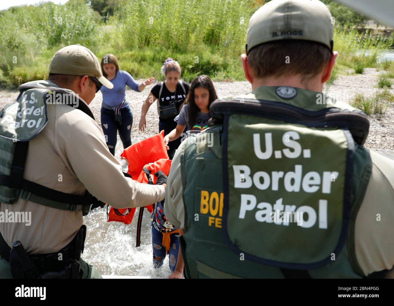 Il 18 agosto 2019, agenti della pattuglia di frontiera degli Stati Uniti condussero un salvataggio in acqua vicino a Eagle Pass, Texas, assistendo una famiglia migrante in difficoltà. La rapida risposta degli agenti ha contribuito a salvare vite umane, fornendo assistenza immediata in una situazione pericolosa. Foto Stock