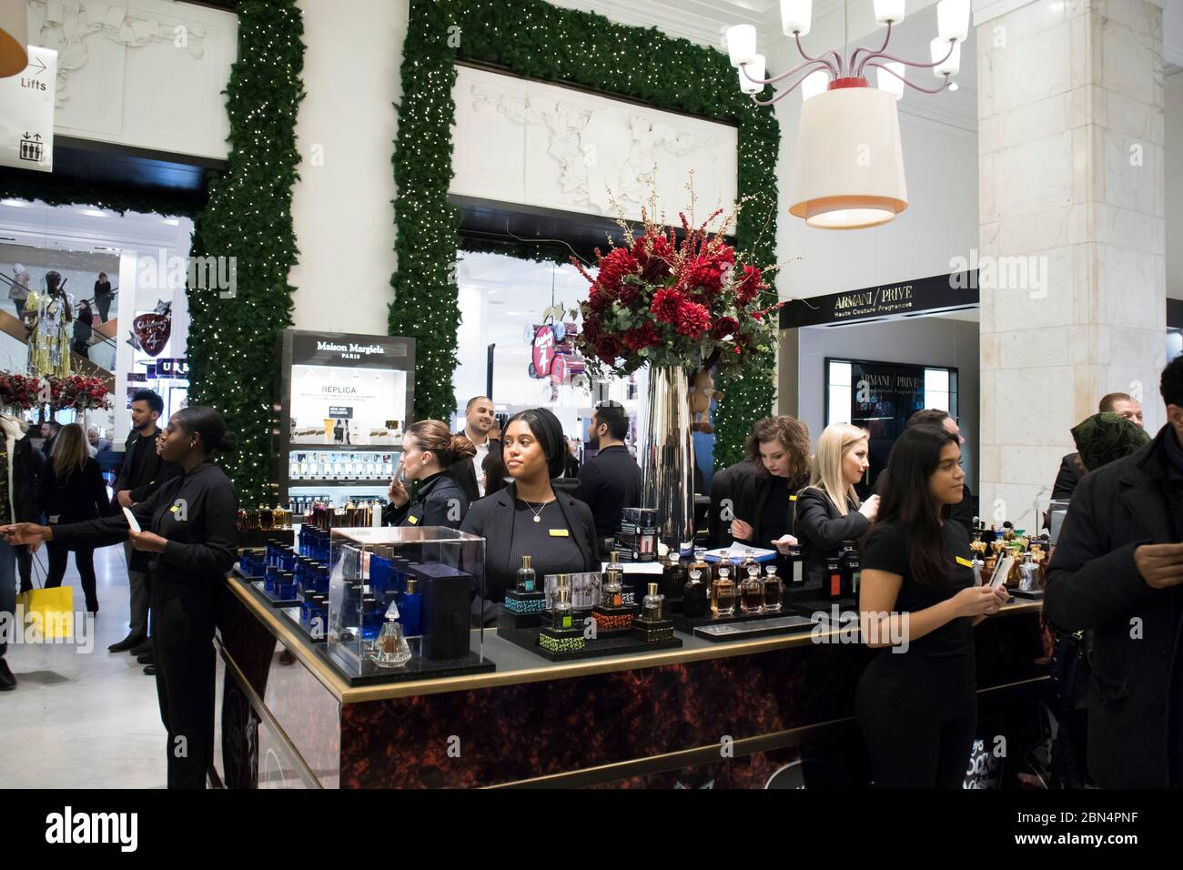 LONDRA, Regno Unito - 17 DICEMBRE 2018: Negozio Selfridges su Oxford Street a Londra, decorato per Natale e Capodanno 2019 anni. Venditori nel Selfridges beautt Foto Stock