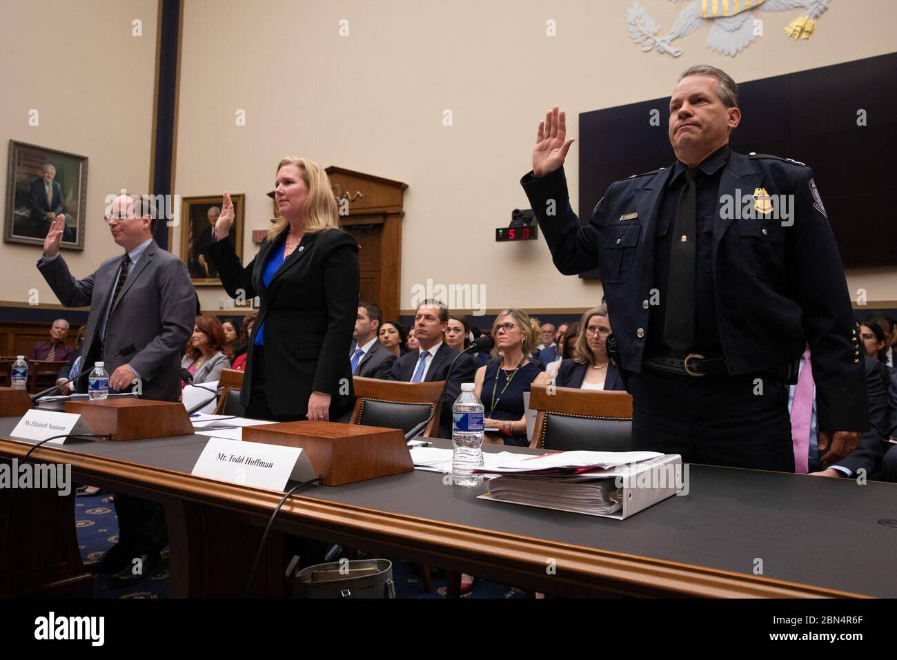 Todd Hoffman, direttore esecutivo dell'Office of Field Operations, U.S. Customs and Border Protection, ha testimoniato davanti alla sottocommissione giudiziaria per l'immigrazione e la cittadinanza e alla sottocommissione per gli affari esteri sulla sorveglianza e le indagini sul divieto musulmano dell'amministrazione Trump. Foto Stock