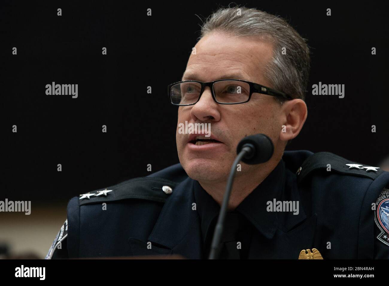 A proposito del divieto musulmano dell'amministrazione Trump, Todd Hoffman, direttore esecutivo dell'Office of Field Operations del CBP, ha testimoniato davanti alle sottocommissioni della camera giudiziaria e degli affari esteri, affrontando questioni relative all'immigrazione e alla cittadinanza. Foto Stock