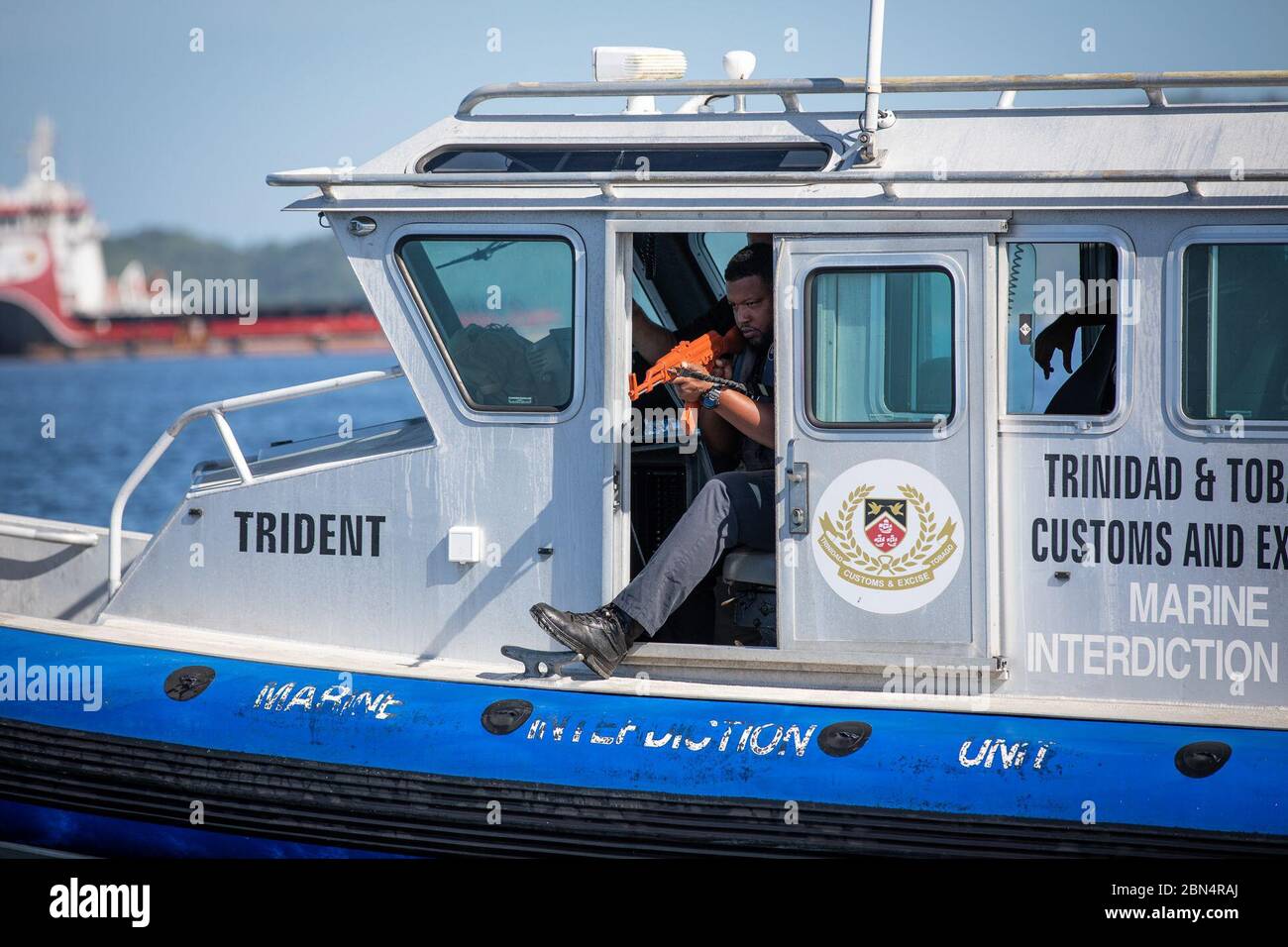 Un funzionario delle dogane e delle accise di Trinidad e Tobago partecipa a una formazione basata su scenari presso le operazioni aeree e marittime della U.S. Customs and Border Protection al largo della costa di Chaguaramas, Trinidad, il 26 settembre 2019, migliorando le capacità di applicazione delle norme marittime. Foto Stock
