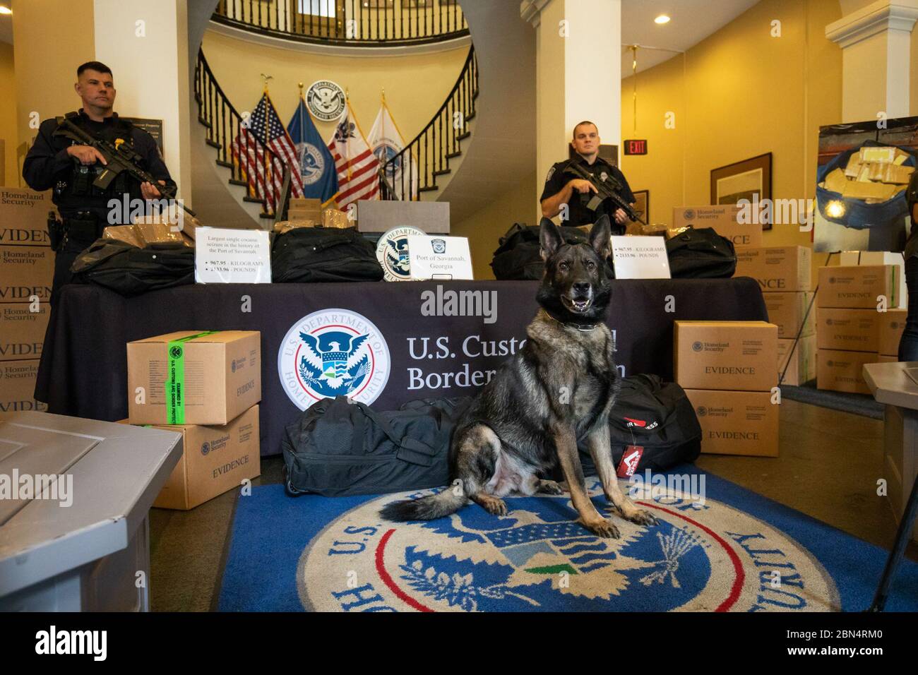Il 5 novembre, gli agenti della dogana e della protezione dei confini degli Stati Uniti (CBP) al porto di Savannah, Georgia, hanno annunciato un sequestro record di oltre 2.100 chili di cocaina, trovato nascosto in un contenitore di rottami di metalli spediti dal Sud America all'Europa. Chris Kennally, direttore del porto dell'area del CBP, si è rivolto ai media della Custom House. Foto Stock