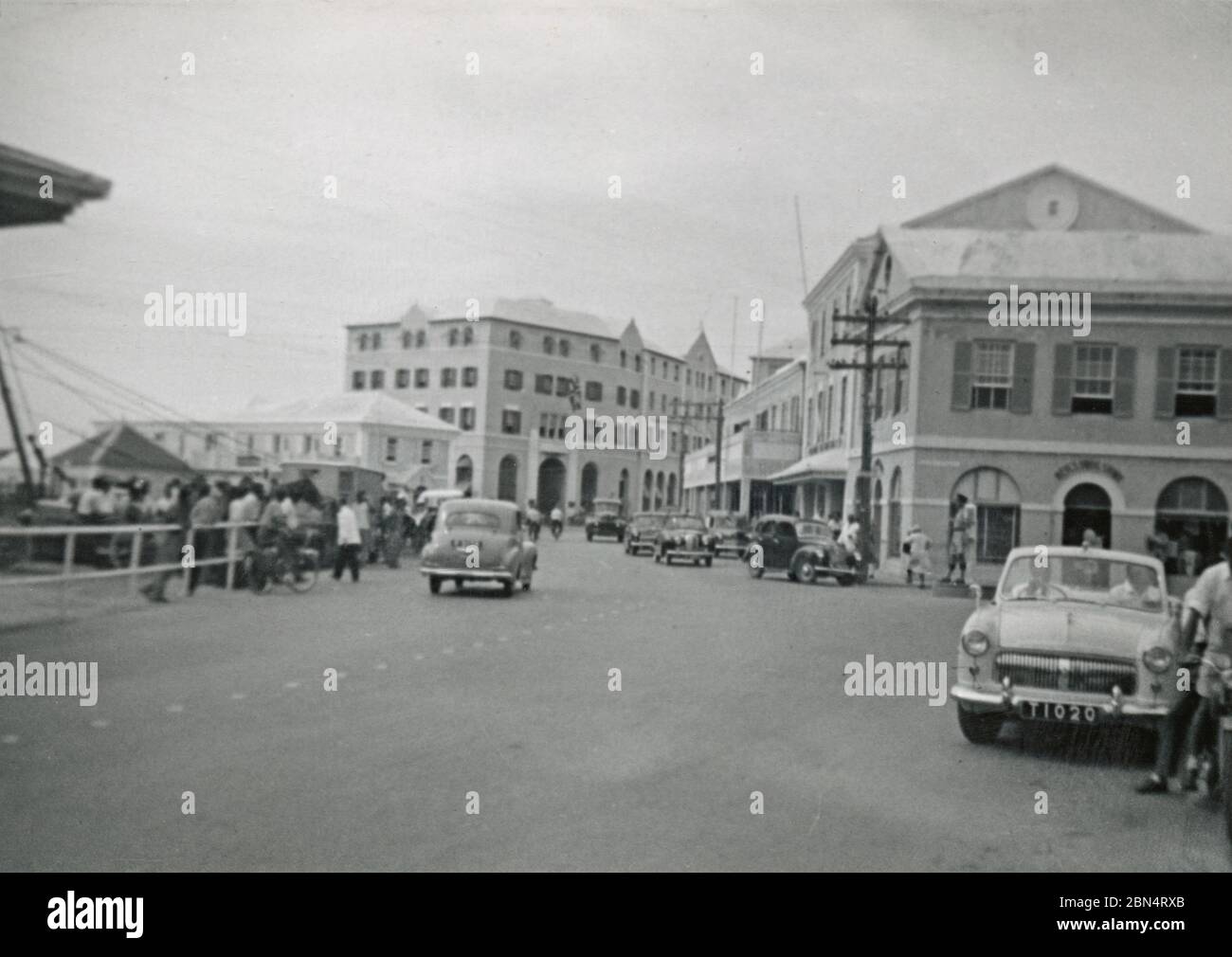 Foto d'epoca, Heyl's Corner a Queen Street e Front Street a Hamilton, Bermuda il 30 ottobre 1955. Preso da un passeggero sbarrato da una nave da crociera. FONTE: FOTOGRAFIA ORIGINALE Foto Stock