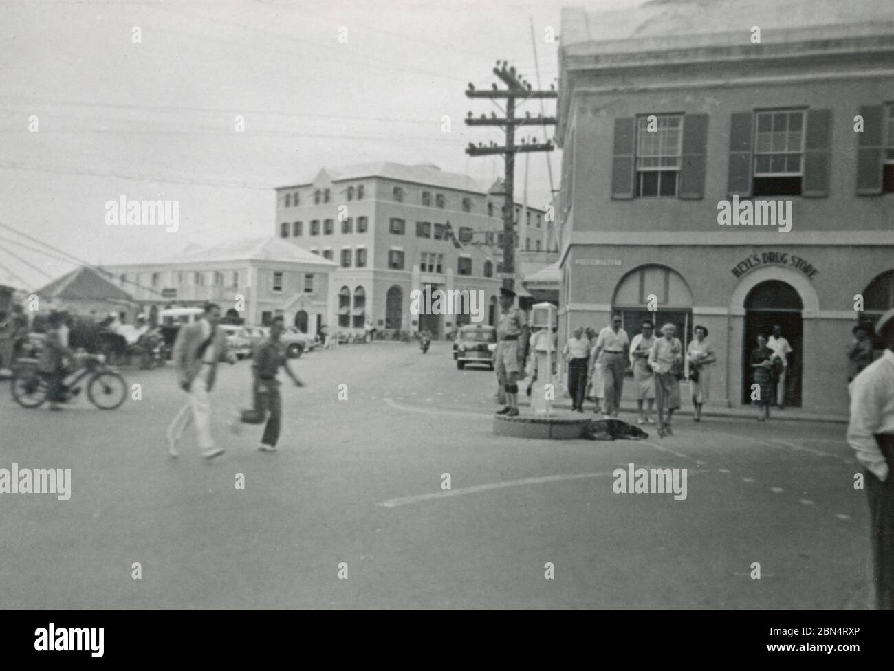 Foto d'epoca, Heyl's Corner a Queen Street e Front Street a Hamilton, Bermuda il 30 ottobre 1955. Preso da un passeggero sbarrato da una nave da crociera. FONTE: FOTOGRAFIA ORIGINALE Foto Stock