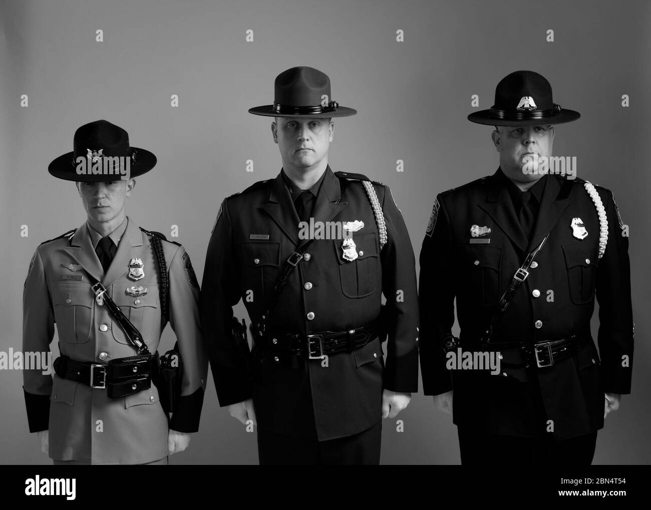 I membri delle guardie colorate della dogana e della protezione delle frontiere degli Stati Uniti (CBP) di amo, OFO e BP posano per le foto di studio per il programma Valor Memorial a Washington, D.C., il 4 aprile 2018. Le foto sono usate per onorare i caduti delle forze dell'ordine nell'adempimento del dovere. Foto Stock