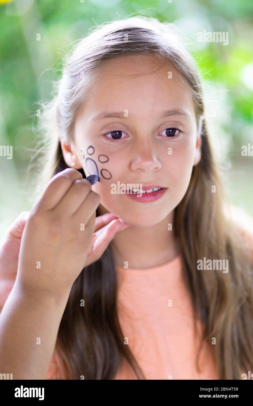 Bella Teen ottenere il suo viso dipinto, Makeup, all'aperto Foto Stock