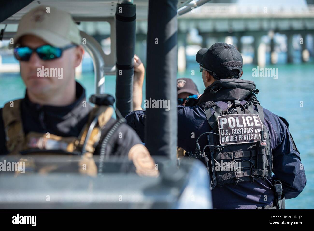 U.S. Customs and Border Protection, il team Special Response dell'Office of Field Operations collabora con Air and Marine Operations il 28 gennaio per migliorare le missioni di sicurezza a Miami, Florida prima di Super Bowl LIV. Foto Stock