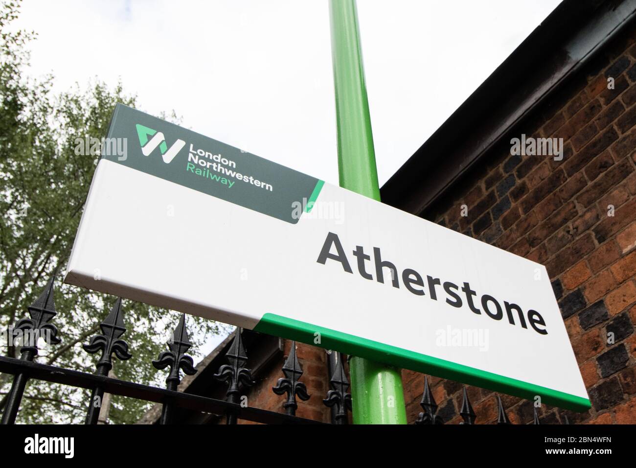 La stazione ferroviaria di Londra Nord Ovest, Atherstone, North Warwickshire. La stazione era una volta una stazione principale, ora ha treni che corrono per Londra, anche se treni ad alta velocità passano direttamente attraverso la stazione. Foto Stock