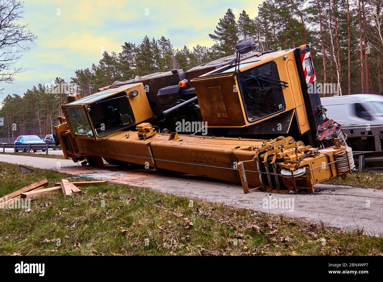 17 marzo 2020, riga, Lettonia: Incidente stradale, gru mobile dopo la caduta dal rimorchio, fondo del trasporto Foto Stock