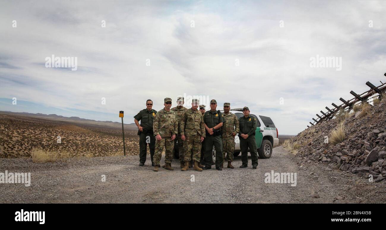 Il New Mexico Army National Guard Liaison Team ha visitato il settore della Patrol di frontiera degli Stati Uniti El Paso per incontrare e coordinare i preparativi per il loro prossimo spiegamento a sostegno delle operazioni di sicurezza delle frontiere il 7 aprile 2018. Posa per una foto di gruppo al Monumento 14 di confine internazionale degli Stati Uniti - Messico da sinistra a destra: UsBP Operations Officer A. Buckert, LTC D. Hughes, MAJ S. Hands, SGM M. Binns, MAJ C. Silva, USBP Vice Capo agente Patrol D. Toothman, Comandante della Task Force NM LTC G. Vargas, Direttore dell'ACTT J. Gardea. Foto Stock