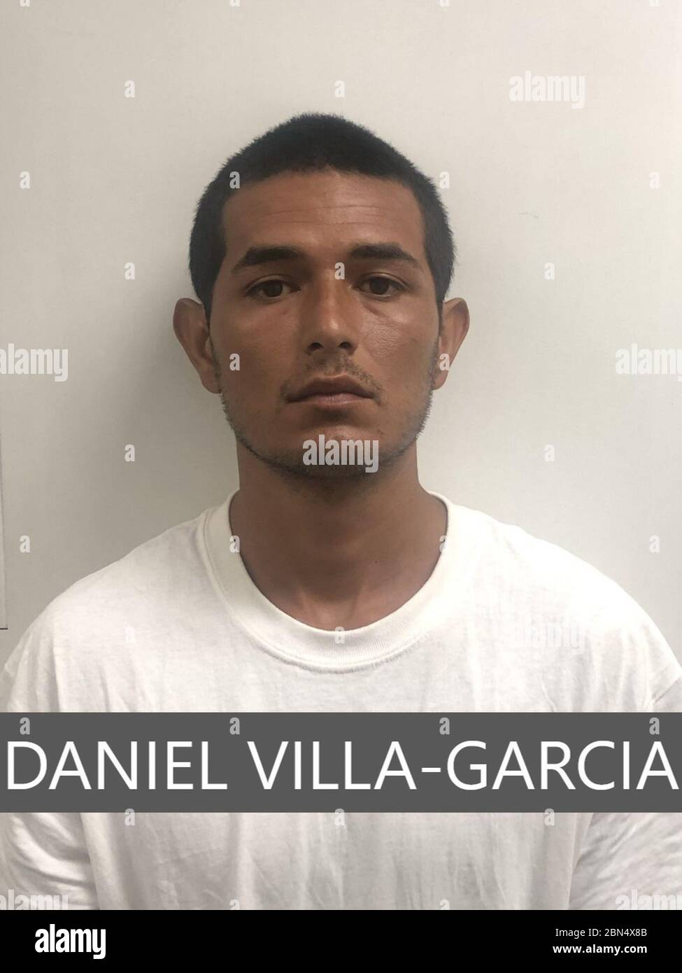 TUCSON, Ariz. – gli agenti della polizia di frontiera degli Stati Uniti hanno arrestato un uomo condannato per abuso di minori nella contea di Maricopa dopo che è rientrato illegalmente nel paese attraverso il deserto. Tucson settore pattuglia agenti pattugliamento a est di Ajo arrestato due cittadini messicani illegalmente presenti negli Stati Uniti Lunedi sera. Dopo che le impronte digitali degli uomini furono prese alla Stazione di pattuglia di confine di Ajo, gli agenti scoprirono che Daniel Villa-Garcia, 25 anni, aveva una convinzione di felonia. Villa-Garcia è stata condannata per abuso di minori nel settembre 2017 e ha ricevuto una pena sospesa di 10 anni di prova. Villa-Garcia, che ha Foto Stock