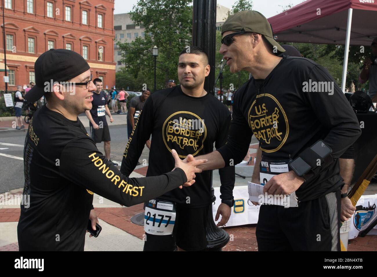 La dogana degli Stati Uniti e la protezione delle frontiere onora gli ufficiali e gli agenti che hanno pagato il sacrificio ultimo per la nazione partecipando ad un 5k unito corrono nel loro onore a Washington, D.C il 12 maggio 2018. L'Ufficio delle operazioni sul campo è stato uno degli sponsor della gara. Foto Stock